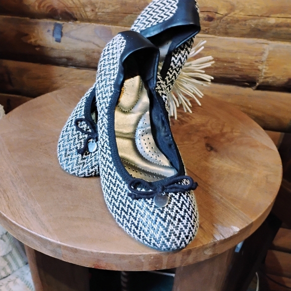 Dexter Comfort Black and White Women's Ballet Flats - Picture 1 of 8